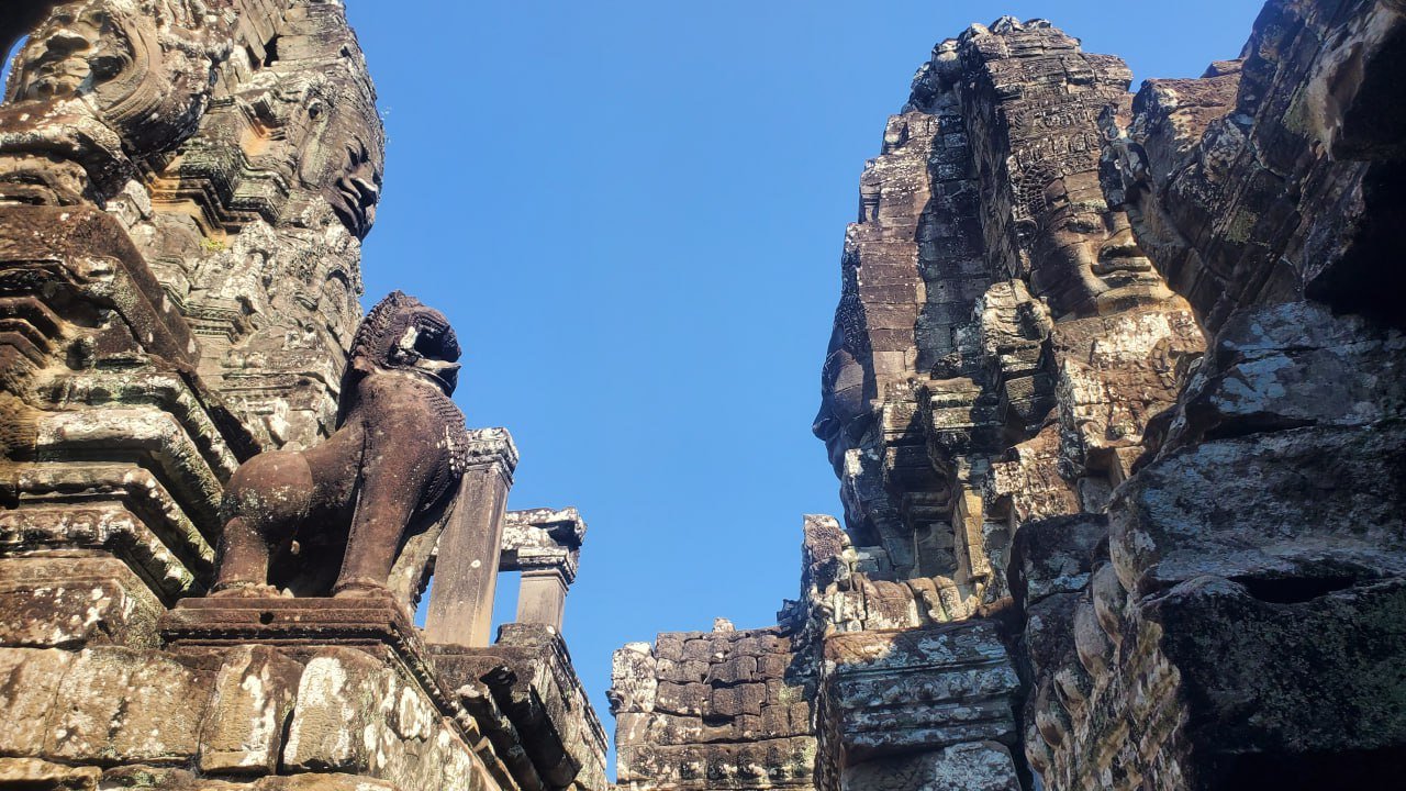 バイヨン寺院の観音菩薩の微笑みと守り神の獅子像-19