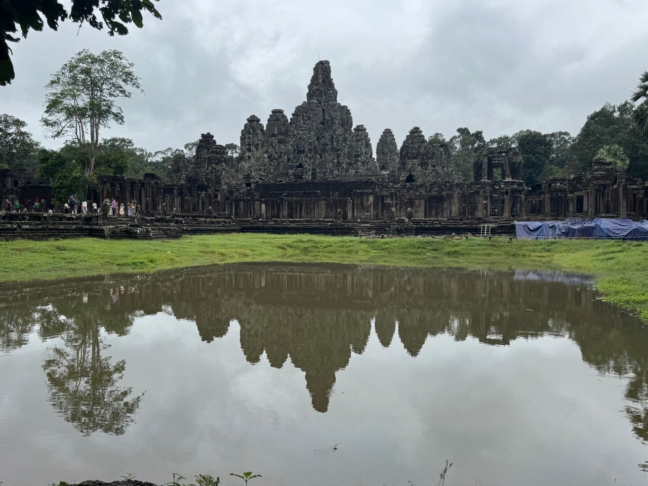 ホテル出発<br>アンコールトム見学（南大門、バイヨン寺院、バプーオン遺跡、王宮、像のテラス、ライ王のテラス）