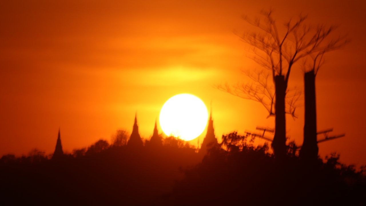古都ウドンの丘とバッタンバンの神秘的な夕暮れ